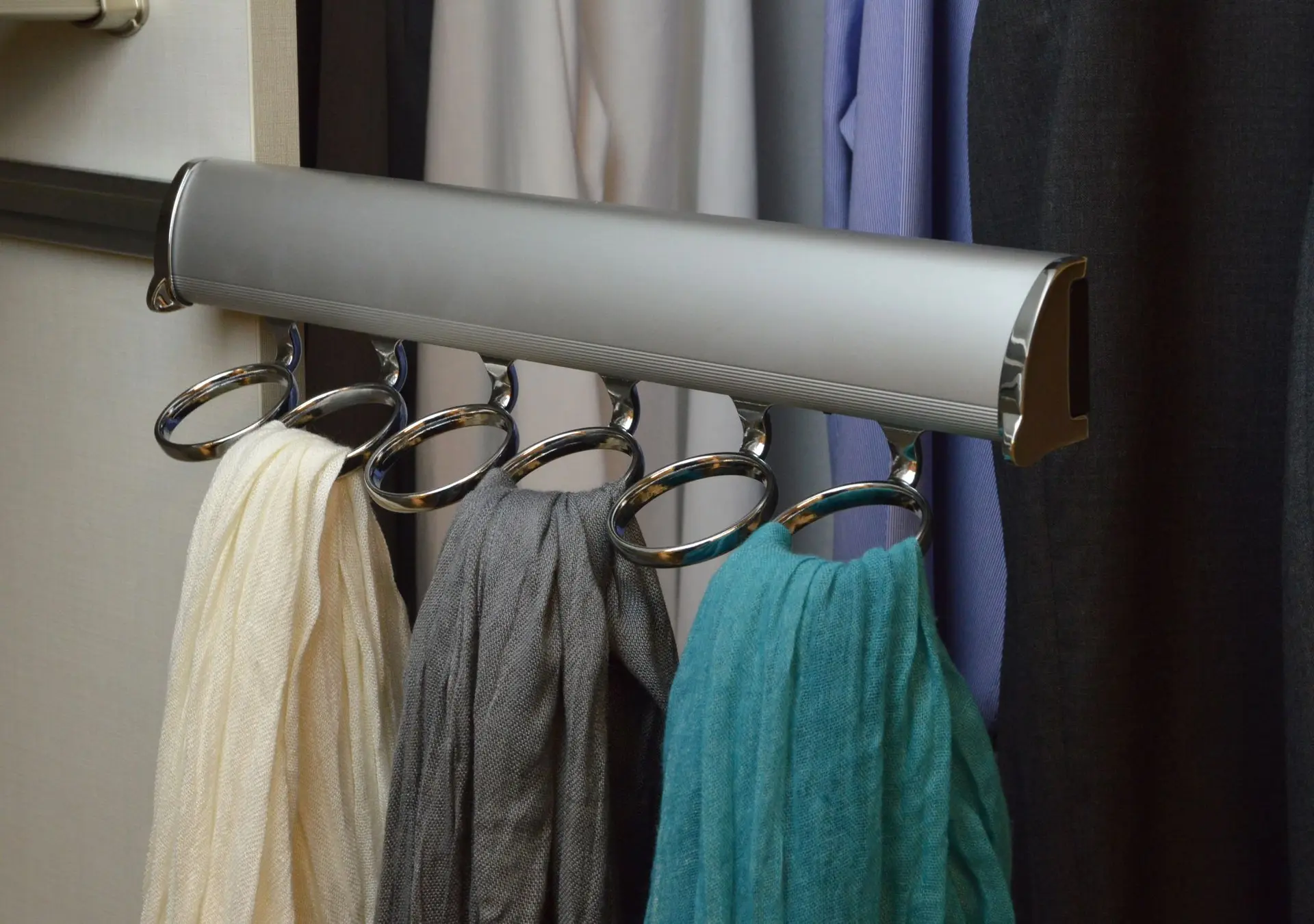 Pull-out scarf rack